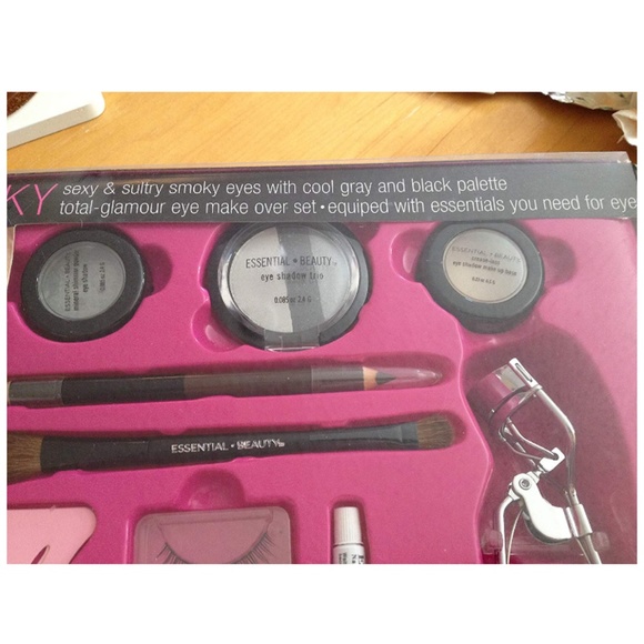 ACCESSORY ZONE ESSENTIAL BEAUTY SMOKY EYE MAKEUP SET NEW - Picture 2 of 6